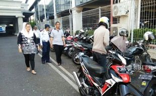 PARKIR SEMARANG : Parkir Balai Kota Semrawut, Wawali Sidak