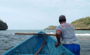 Gelombang di Pantai Pacitan Capai 4 Meter, Nelayan Berhenti Melaut