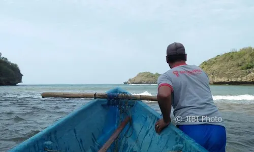 Gelombang di Pantai Pacitan Capai 4 Meter, Nelayan Berhenti Melaut