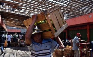 FOTO PASAR TRADISIONAL SEMARANG : Pedagang Pasar Kanjengan Digusur