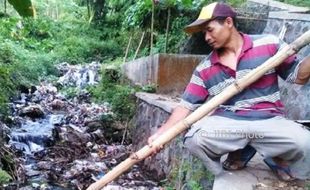 KEBERSIHAN SALATIGA : Pengayuh Becak Ini Rela Bersihkan Sampah di Sungai Kedawung