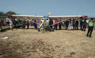 Pesawat KONI Jakarta Mendarat Darurat di Sawah Ponorogo