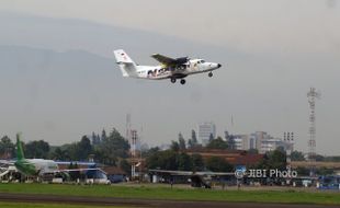 Pesawat N219 Bikinan Anak Bangsa Terbang Perdana di Langit Bandung