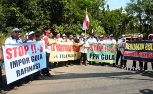 FOTO DEMO PATI : Petani Tebu Unjuk Rasa di P.G. Trangkil