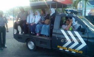 TRANSPORTASI SALATIGA : Sopir Angkot Mogok, Aparat Salatiga Antar Pelajar ke Sekolah