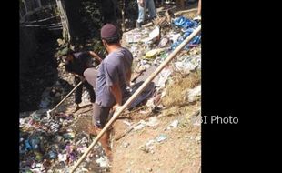 KEBERSIHAN SEMARANG : Bersihkan Sungai, Warga Ambarawa Dapati Sampah Satu Truk