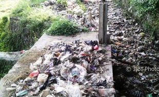 KEBERSIHAN SALATIGA : Tumpukan Sampah di Salatiga Ini Memanjang Hingga 450 Meter