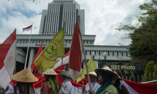 FOTO KRIMINALISASI PETANI : Warga Kendal Sedekah Bumi di MA