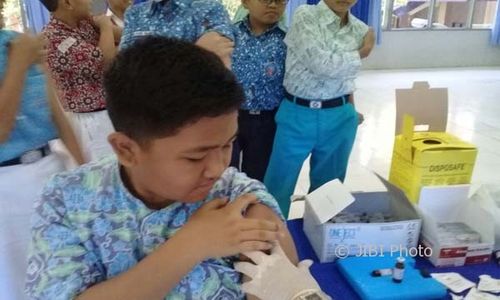 KESEHATAAN SEMARANG : 858 Siswa SMPN 5 Divaksinasi Rubella