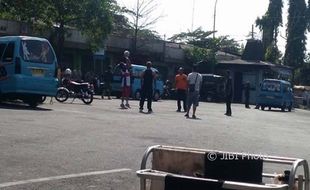 TRANSPORTASI SALATIGA : Mogok, Sopir Angkot Main Voli di Terminal Tingkir