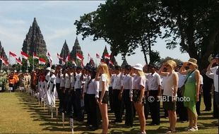 Bercelana Pendek, Belasan Turis Bule Ikut Upacara HUT RI di Prambanan