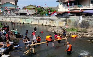 HUT KEMERDEKAAN RI : Warga Tegalpanggung Gelar Upacara di Kali Code