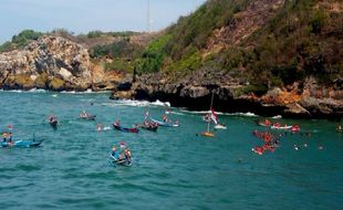 LIBUR AKHIR TAHUN : Cuaca Cerah, Wisatawan di Pantai Tetap Diminta Waspada