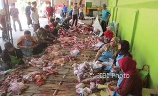 IDULADHA 2017 : Tim Disnakkan Karanganyar Temukan Hati Sapi Bercacing di Masjid Agung