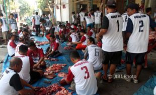 IDULADHA 2017 : 4 Jam, 600 Warga Margoasri Sragen Berjibaku Olah Daging 28 Ekor Sapi