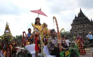 WISATA KLATEN : Indahnya Arak-Arakan Festival Candi Kembar Berlatar Candi Plaosan