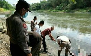 Mayat Pria Tanpa Identitas Ditemukan Mengapung di Sungai Brantas Kediri