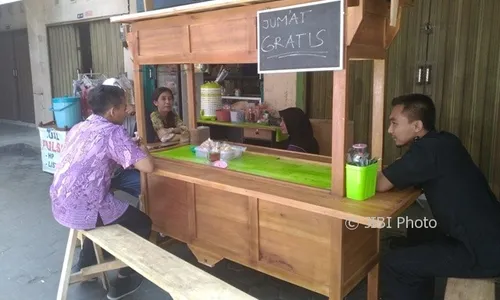 KISAH INSPIRATIF : Pedagang Hik Klaten Ini Bersedekah Tiap Jumat dengan Menggratiskan Dagangan