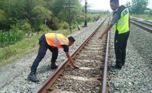 BUNUH DIRI KLATEN : Pria Tak Dikenal Tabrakkan Diri ke Kereta