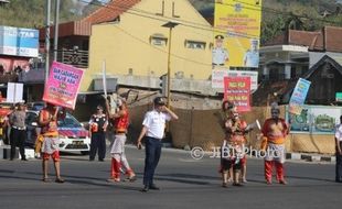 HARI PERHUBUNGAN NASIONAL : Begini Aksi "Gatotkaca" Ajak Warga Wonogiri Sadar Pentingnya Keselamatan Berkendara