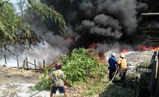 KEBAKARAN SRAGEN : Limbah Rongsok Milik Warga Gemolong Dilalap Si Jago Merah