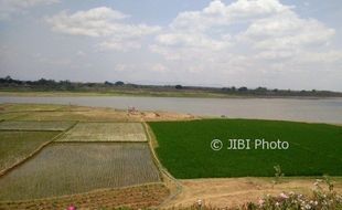 KEKERINGAN KARANGANYAR : Air Surut, Begini Kondisi Waduk Lalung