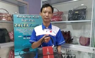 Kunjungi Butik di Boyolali, Iriana Jokowi Pesan Tas Kondangan dari Kulit Ikan Pari