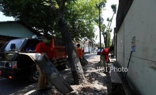 PKL SOLO : Tutupi Saluran Drainase, 10 Lapak PKL di Jl. Serayu Semanggi Dibongkar