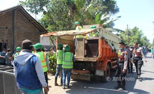 TOL SOLO-SEMARANG : 2 Ekskavator dan 1 Bulldozer Dikerahkan saat Pembebasan Lahan di Kiringan Boyolali