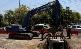 INFRASTRUKTUR SOLO : Arus Lalu Lintas Tersendat, Pembuatan Sudetan Depan Sriwedari Dikebut