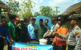 KEKERINGAN SUKOHARJO : Debit Pamsimas Berkurang, Warga Weru Ngangsu Air Sejauh 3 Km