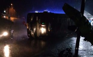 KECELAKAAN BOYOLALI : Bus Terguling Timpa Sepeda Motor, Pengendara Selamat