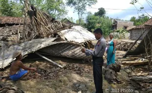 Lapuk, Rumah Warga Kunden Sukoharjo Tiba-Tiba Ambruk