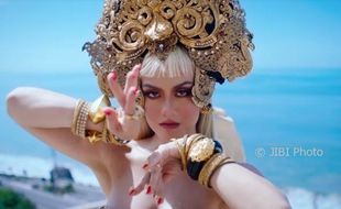 Seksi Menggoda, Video Klip "Long As I Get Paid" Agnez Mo Tuai Kontroversi