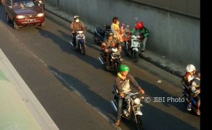 KISAH INSPIRATIF : Driver Ojek Online di Solo Tertangkap Kamera Bantu Bapak-Bapak di Underpass