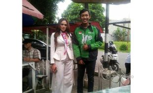 Foto Bareng Driver Ojek, Eh..Mulan Jameela Kena Sindir