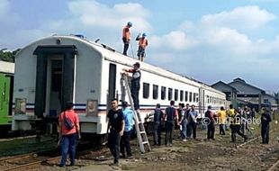 HARI KERETA API : KAI Semarang Ajak Komunitas Cuci Lokomotif