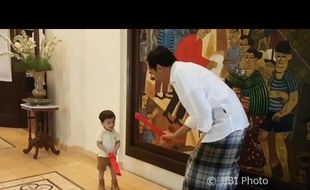 Vlog Presiden Jokowi, Temani Jan Ethes Mandi Sampai Main Pedang