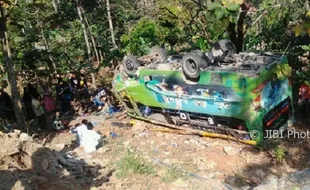 KECELAKAAN KUDUS : Bus Peziarah Grobogan Terbalik di Dawe