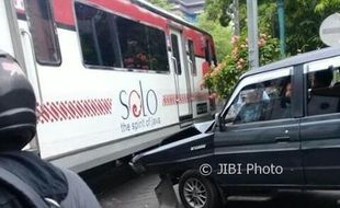 KECELAKAAN SOLO : Railbus Batara Kresna Senggol Mobil Sampai Penyok