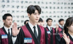 DRAMA KOREA : Gantengnya, Lee Jong Suk Jadi Jaksa di While You Were Sleeping