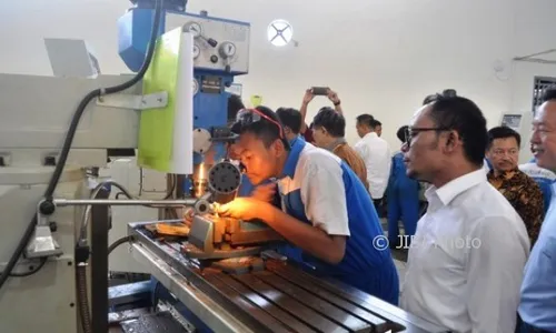 Menaker Hanif Dhakiri Tuding Kurikulum SMK Tak Sesuai Kebutuhan Industri