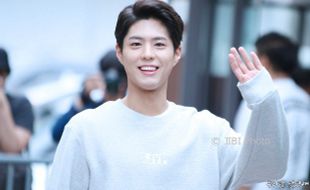 K-POP : Park Bo Gum Main Piano di Pernikahan Song Song Couple