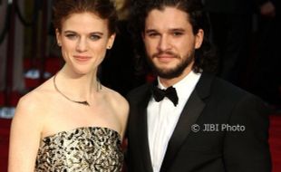 Pasangan Game of Thrones, Kit Harington dan Rose Leslie Bertunangan