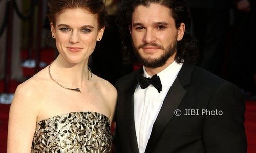 Pasangan Game of Thrones, Kit Harington dan Rose Leslie Bertunangan