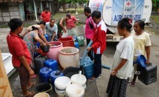 FOTO KEMARAU 2017 : PMI Setia Kirim Air ke Grobogan