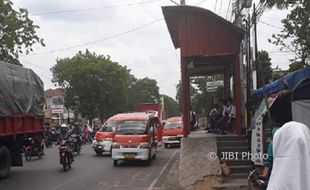 TRANSPORTASI SEMARANG : Duh, Halte BRT di Jl. Majapahit Jadi Pangkalan Angkot