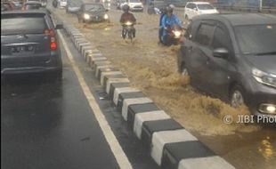 INFRASTRUKTUR SEMARANG : Fly-Over Jatingaleh Tergenang Banjir, Pemangku Proyek Dihujat