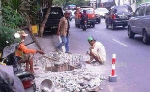 LALU LINTAS SEMARANG : Beton Jl. Tentara Pelajar Dibongkar, Warganet Girang