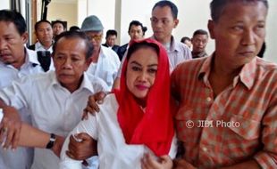 BUPATI KLATEN DITANGKAP KPK : Tak Ajukan Banding, Sri Hartini Jalan Hukuman 11 Tahun Penjara